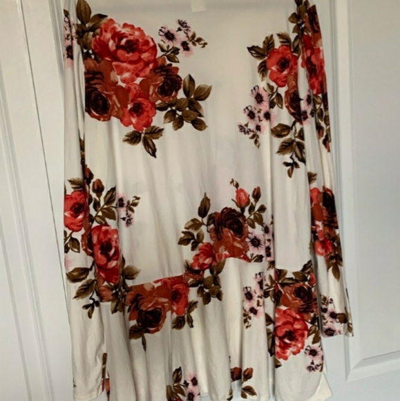 Pretty Young Thing Floral Peplum Top Size 3X - Picture 2 of 3